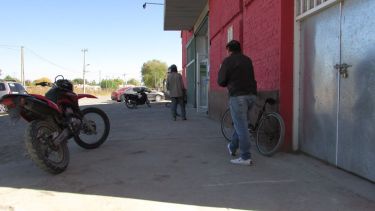 Comercios de venta de alimentos, podrán atender al público desde este domingo en Huergo. (Foto Néstor Salas)