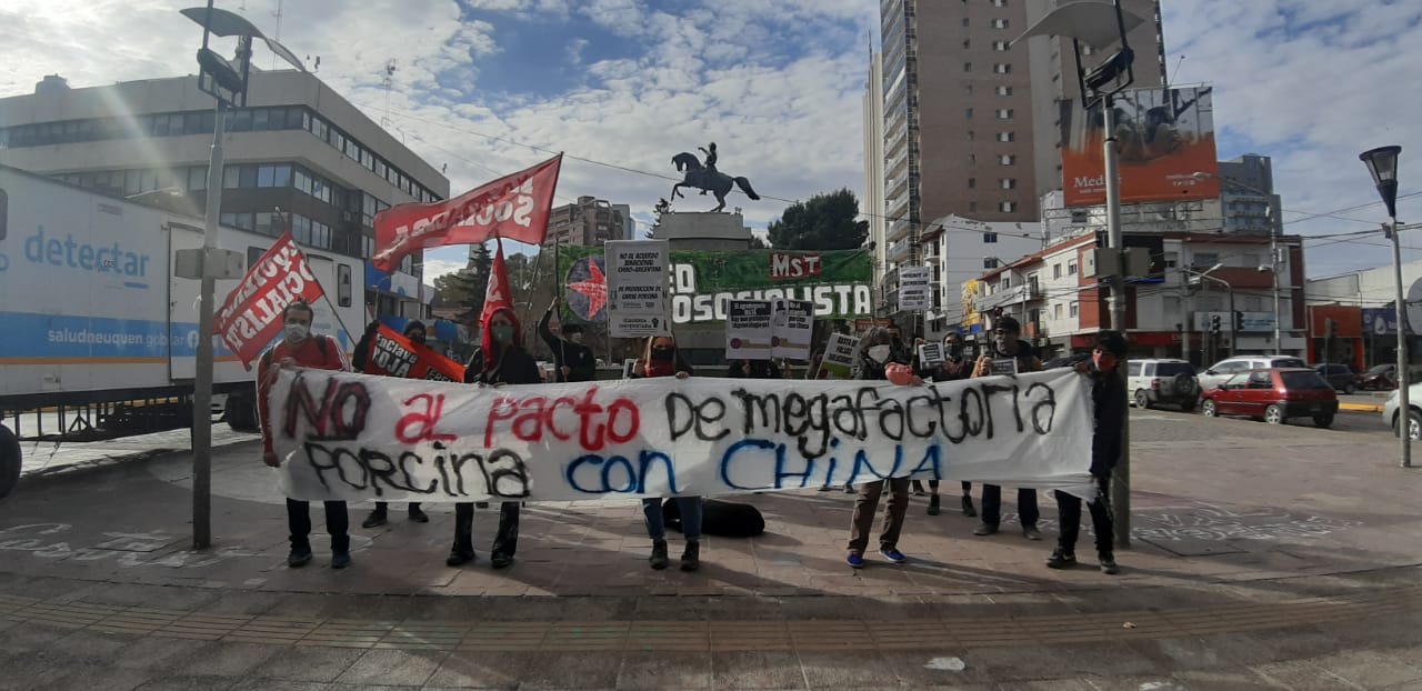 Ambientalistas se convocaron en el monumento a San Martín e irán a Casa de Gobierno. (Foto: Gentileza)