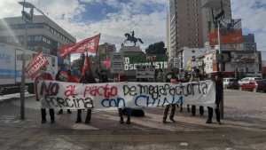Agrupaciones ambientalistas de Neuquén marchan contra los feedlots chinos