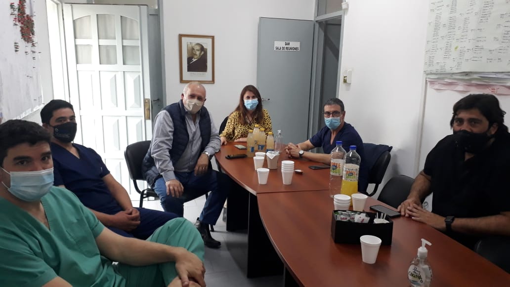 Zgaib recibió al primer grupo de profesionales en el hospital de Roca, esta tarde. (foto: gentileza)