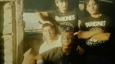 “Mentes reprimidas” se llamaba el fanzine que, editado en 1994, difundía el mundo punk. Foto: gentileza