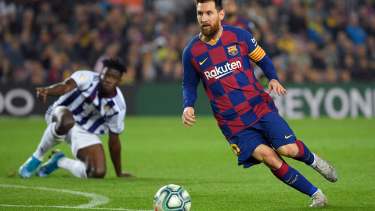 Lionel Messi tiene la pelota y Barcelona lo espera