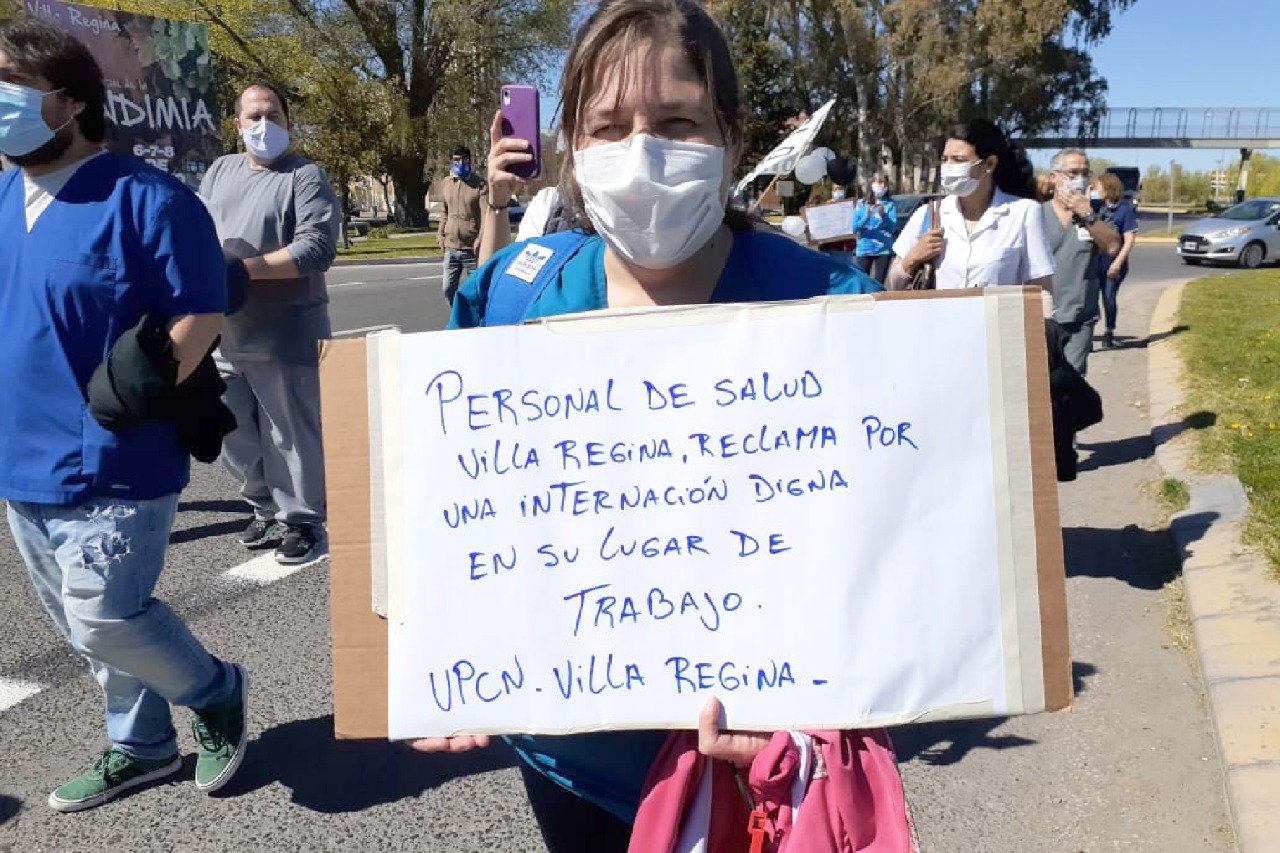 Trabajadores del hospital de Regina expresaron su malestar con un movilización. (Foto Néstor Salas)