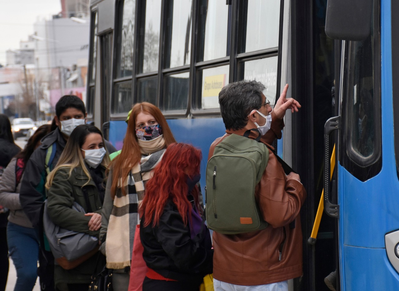 En Neuquén el transporte público es solo para personal esencial. (Foto: Florencia Salto)