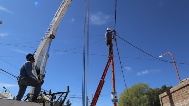 Operarios de Edersa completarán este viernes las obra de anillado para Godoy. (Foto gentileza)