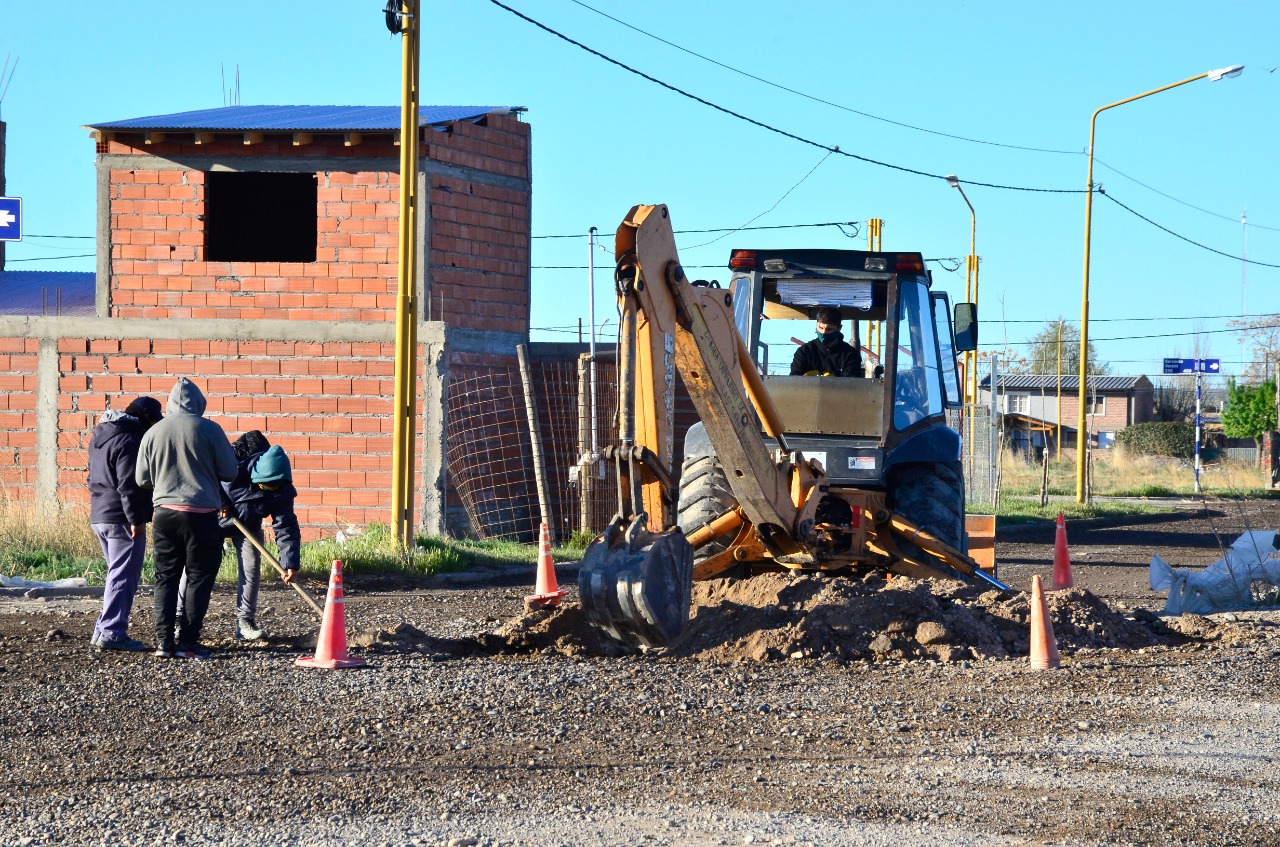 Se inició la construcción de una línea de impulsión para la red de cloacas de loteos en la zona sur de Regina. (Foto Néstor Salas)