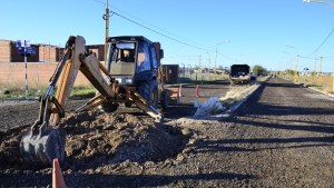 Construyen una red para conectar las cloacas a loteos de la zona sur de Regina