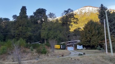 La comunidad mapuche Lafken Winkul Mapu tomó el 1 de abril pasado el predio que el Obispado de San Isidro tiene en Villa Mascardi, a unos 35 kilómetros al sur de Bariloche. (Foto archivo)