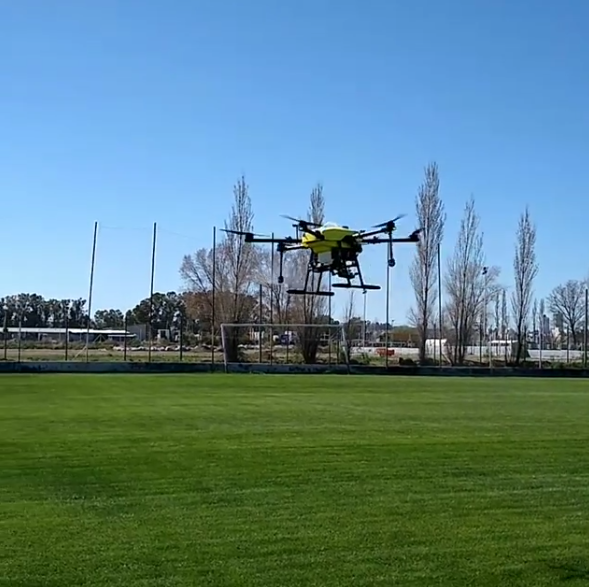 El Naranja utiliza un drone para la sanitización. (Foto: Instagram ACDC Patagonia)