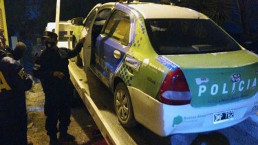 El patrullero de la bonaerense que fue peritado por segunda vez en Bahía Blanca. Foto: gentileza.
