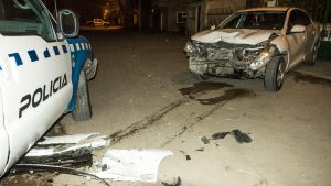 Zapala: un móvil policial   chocó un auto que estaba estacionado