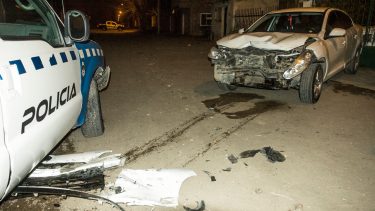 Zapala: un móvil policial   chocó un auto que estaba estacionado