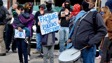 Reclamo frente a Jefatura en Viedma. Foto: Marcelo Ochoa.