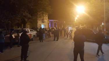 Uniformados y familaires se concentraron frente a la Estación de la Policía Comunal. Foto: gentileza.