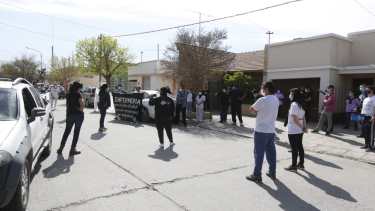 Un grupo de trabajadores se trasladó a la sede de ATE, ubicada en la zona céntrica de la ciudad. (foto: Juan Thomes)