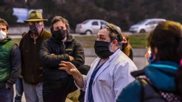 El director del hospital de Villa La Angostura, Ramiro Tornelli cuando fue agredido por quienes se oponían a la cuarentena. (Foto: archivo La Angostura Digital)