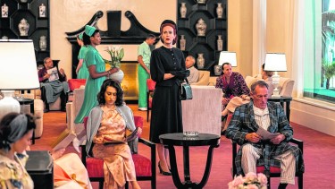 Sarah Paulson le pone su glamour gélido al icónico personaje cinematográfico.