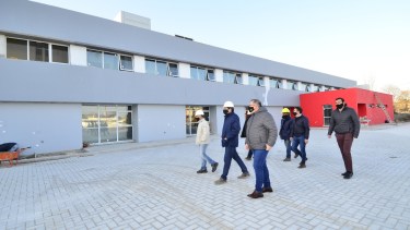 El intendente de Regina y concejales, recorrieron el edificio de la Ciudad Judicial que estará terminado  a fin de año. (Foto Néstor Salas)