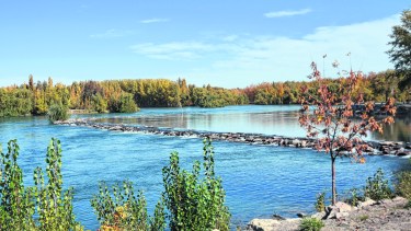 El ríoLimay cautiva a propios y ajenos por la maravilla de sus costas.