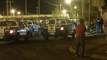 Vecinos impidieron que se perpetre el robo a una adulta mayor y a su nieto en Centenario. (Foto: Gentileza Centenario Digital).