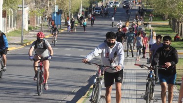 En Neuquén, los domingos son los únicos días que pueden salir todos los números de DNI, solo para actividades recreativas. (Foto: Oscar Livera)