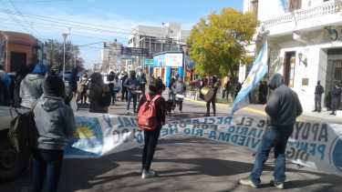 La concetración se inició frente a la Casa de Gobierno. Foto: gentileza.