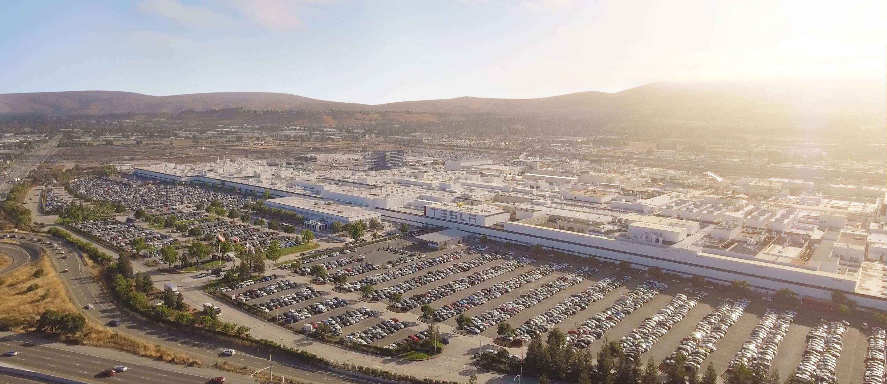 Tesla tiene una fábrica y centro logístico más importante de su empresa en el Estado de California. (foto: gentileza)
