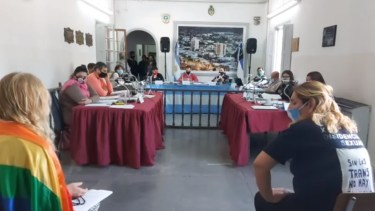 Integrantes de la ATTS estuvieron presentes para respaldar el proyecto de adhesión a la ley de cupo trans. (Foto gentileza)