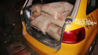 Cuatro hombres fueron detenidos cuando  robaban elementos de construcción. Utilizaban su taxi para trasladarse. (Foto: Gentileza).