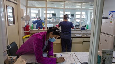 A la falta de camas se suma la saturación del personal. (foto: Juan Thomes)