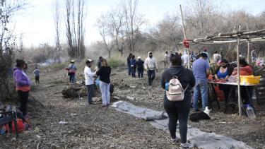 Más de 50 familias se instalaron en una chacara aledaña al barrio Labraña. (foto Florencia Salto) 