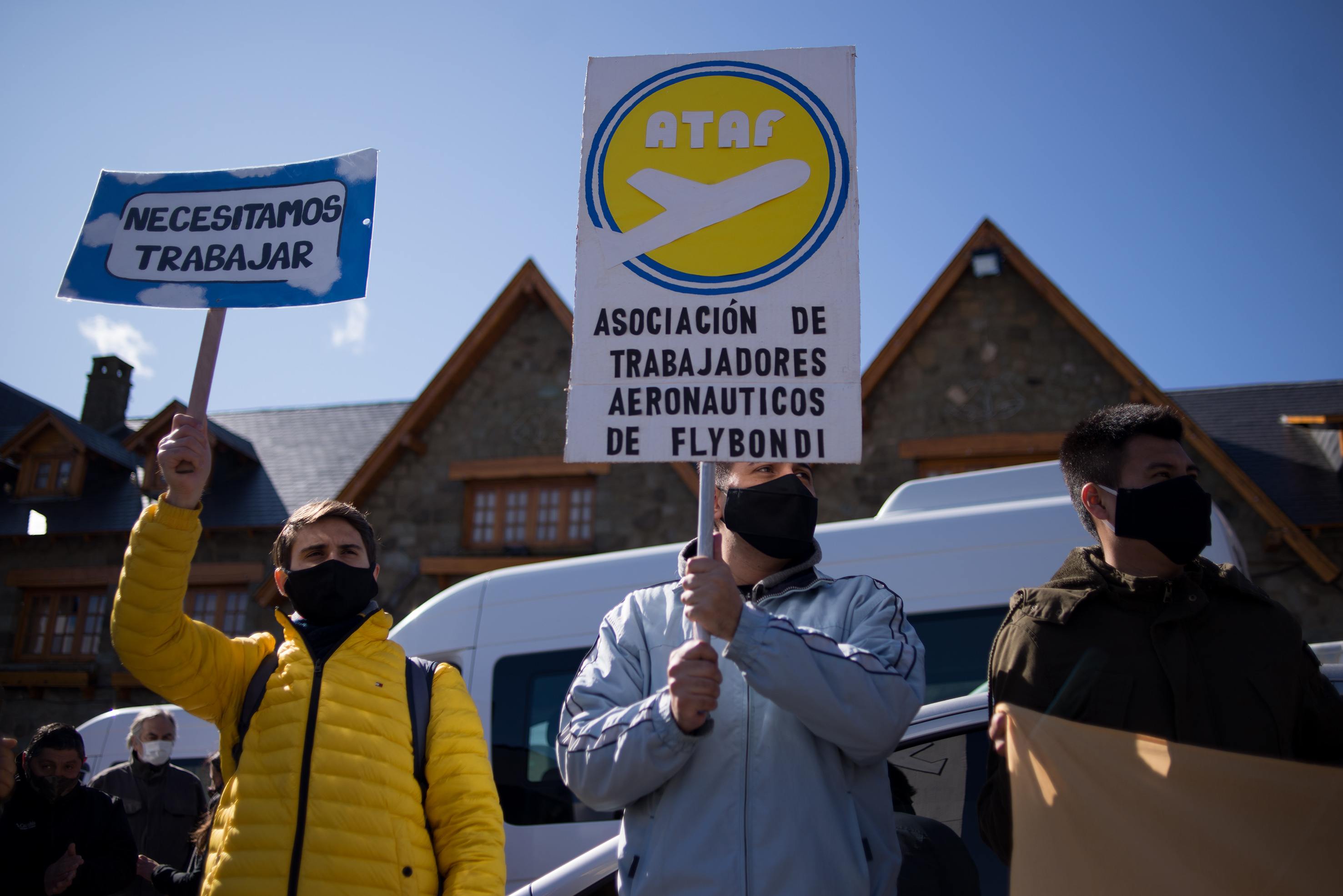 Diez días atrás el sector turístico reclamó en Bariloche por la reapertura de rutas aéreas. Hoy volverán a las calles. Archivo