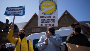 Un abrazo simbólico al aeropuerto de Bariloche para pedir por los vuelos