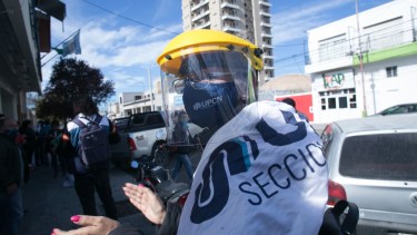 UCPC se concentró frente a su sede y marchó luego a Economía. Foto: Pablo Leguizamón.