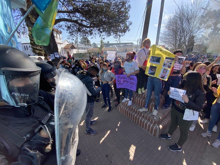 Ayer a la tarde hubo una manifestación que se dio con algunos incidentes, en la Comisaría 6ta de Moreno. Foto: gentileza Clarín.-