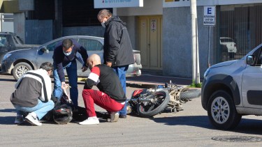 El accidente ocurrió en Saavedra y Laprida, a una cuadra de la Casa de Gobierno de Río Negro. Foto: Marcelo Ochoa.