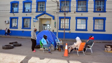 Continúa este sábado el acampe frente a la Jefatura de Policía. Foto: Marcelo Ochoa