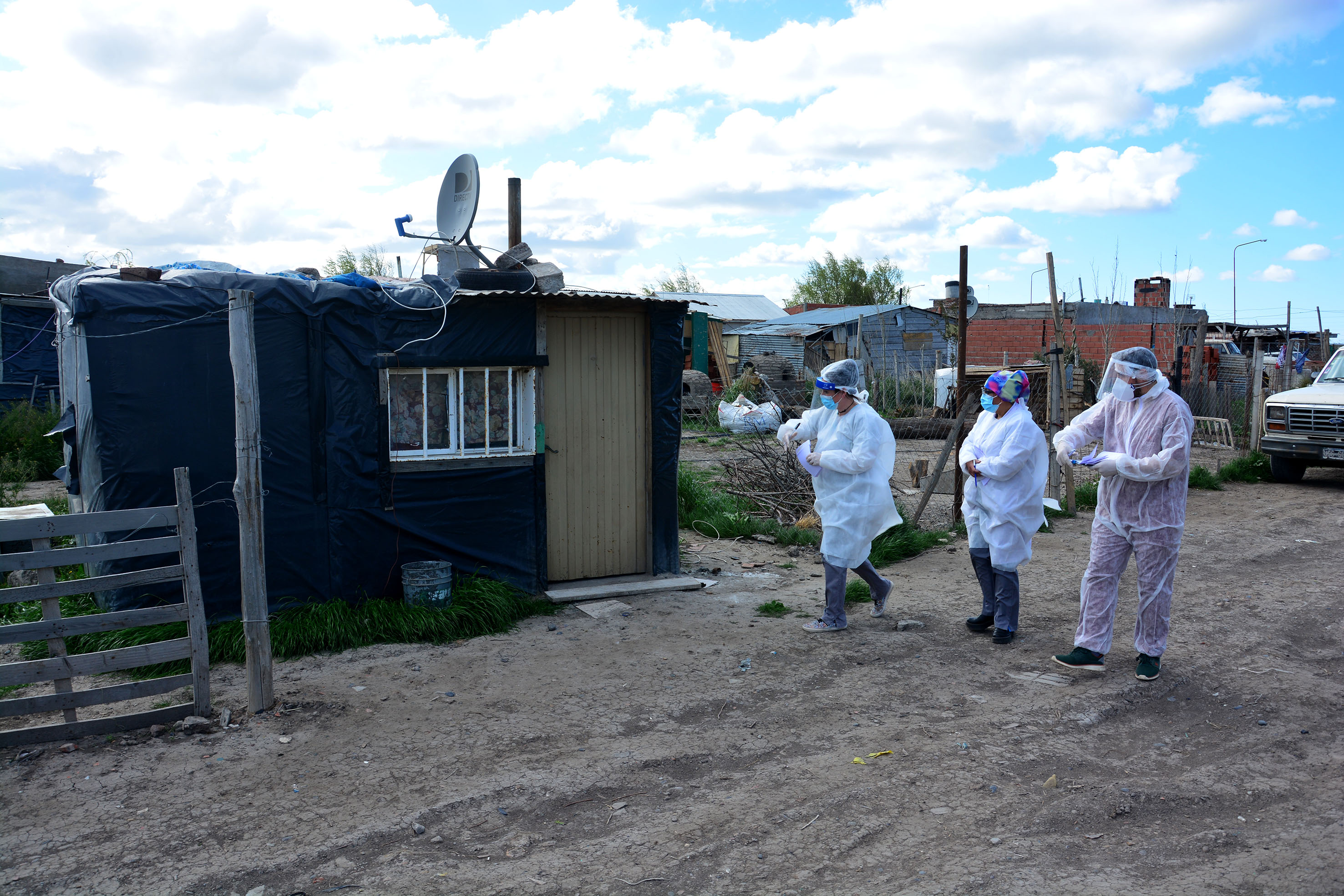 Personal del hospital Zatti junto a voluntarios recorrieron los barrios Guido, Inalauquen y Unión detectando posibles casos de coronavirus. Foto: Marcelo Ochoa