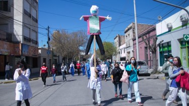 La protesta del personal sanitario por mejoras salariales recorrió las arterias de la capital rionegrina. Foto: Pablo Leguizamon