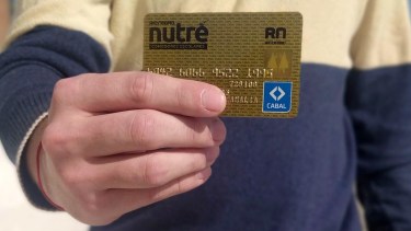 La Provincia ya repartió las tarjetas "Río Negro Nutre", la cual  permite comprar alimentos en comercios cercanos, ofrece descuentos y genera movimiento económico. Foto: Marcelo Ochoa.