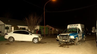 Según el  dueño del auto, su vehículo se  movió varios metros. Foto: Gentileza Zapala 8340 
