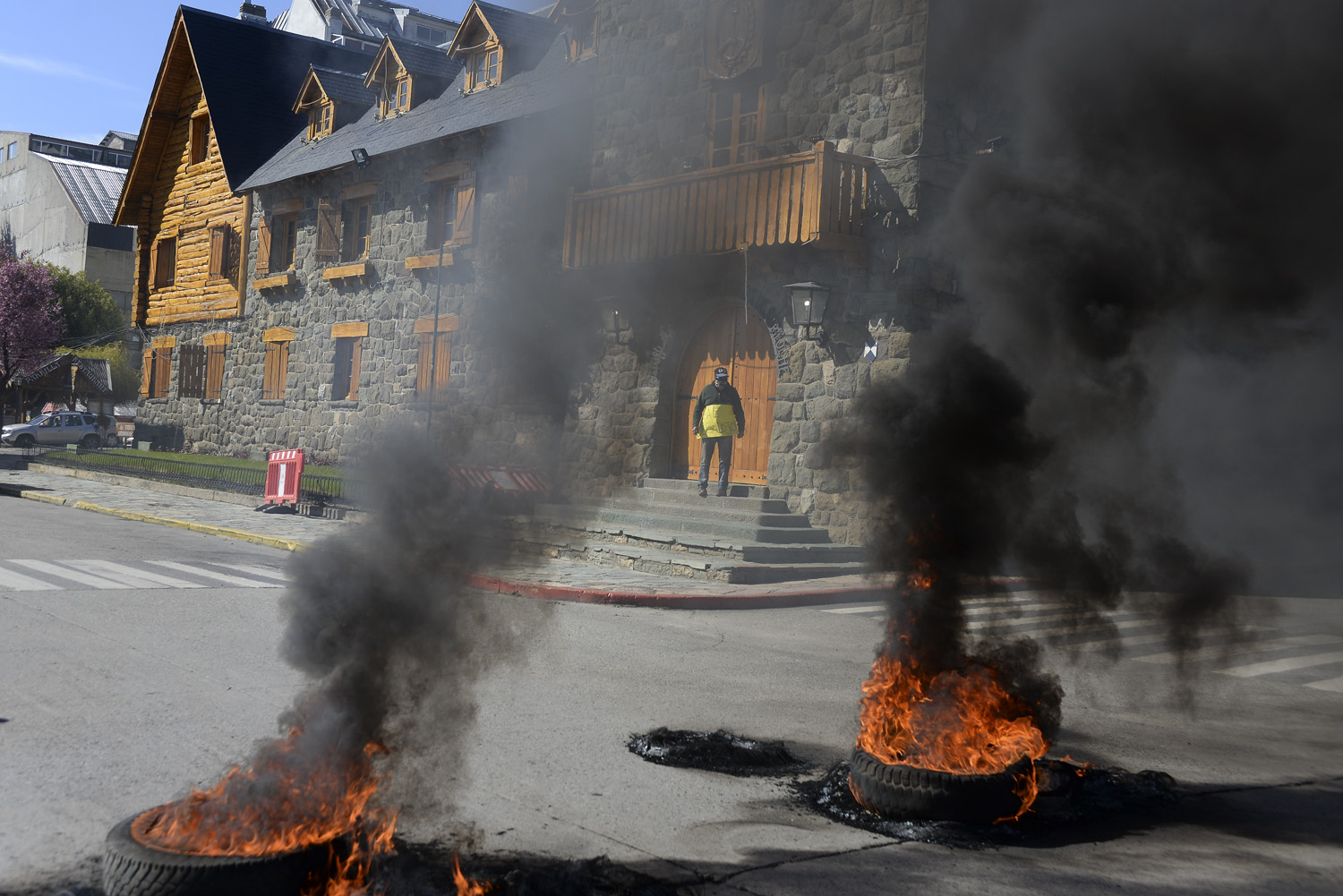 Los manifestantes quemaron neumáticos en el Centro Cívico. Foto: Alfredo Leiva