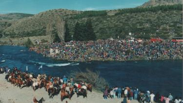 El primer Abrazo al Limay convocó a unas 5.000 personas. Foto: gentileza 
