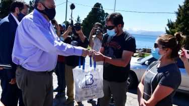 El médico y la enfermera de Roca fueron recibidos por el intendente Gennuso. 