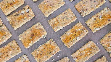 Crackers integrales de cúrcuma y mix de semillas