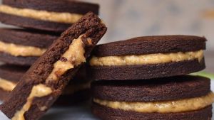 Alfajores de sablée de cacao con crema de maní y puré de manzanas