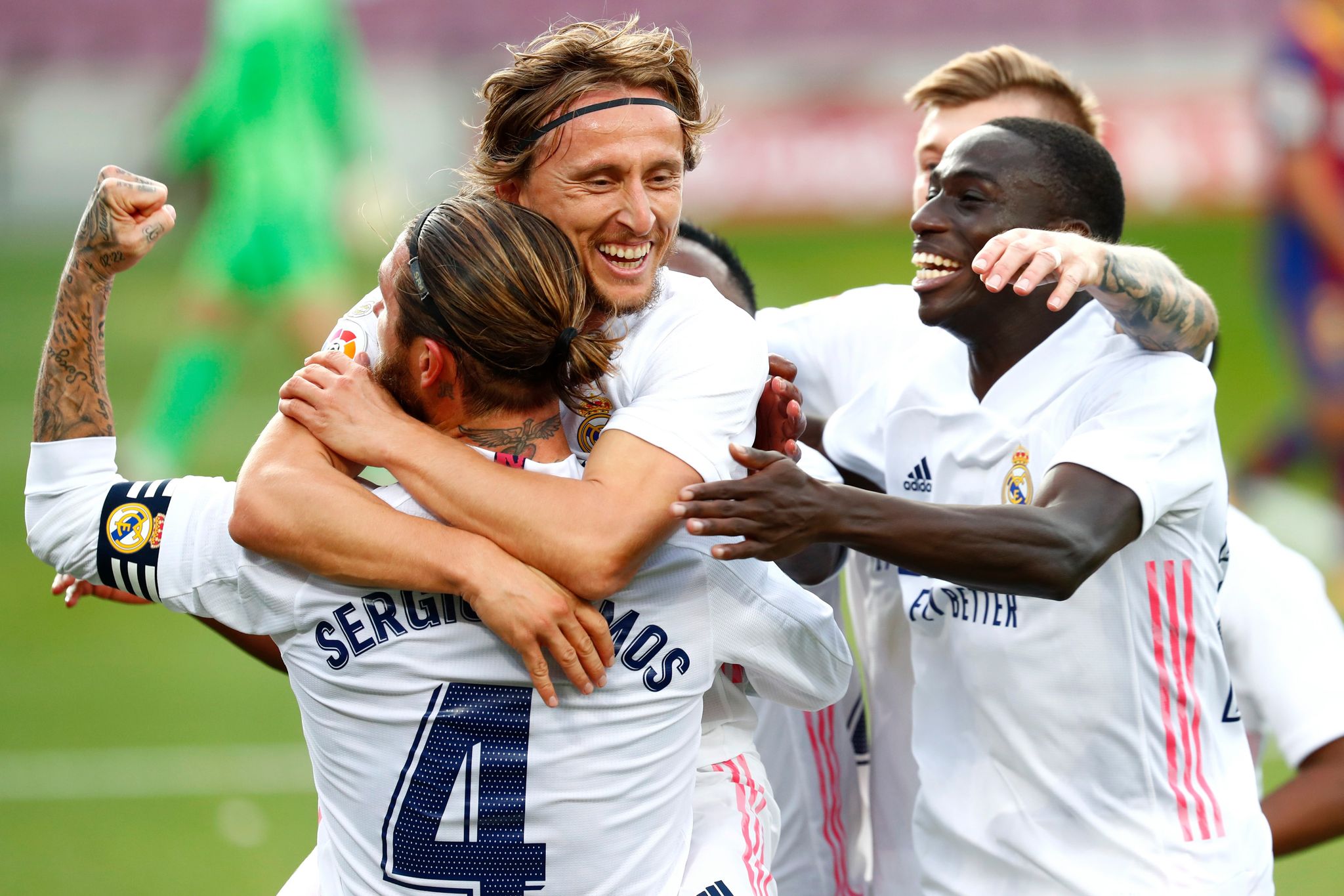 El Merengue festeja el gol de Modric que sentenció el clásico a su favor (Foto: AP)