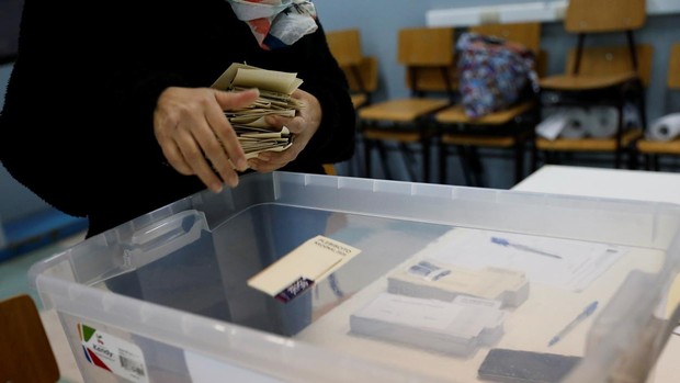 El recuento de votos en las escuelas chilenas. Foto: gentileza ABC.-