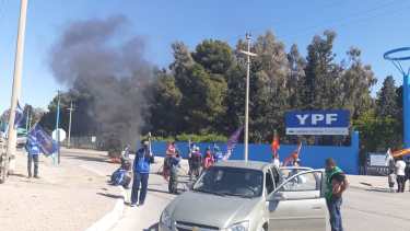 Por el bloqueo en el acceso a la refinería hace más de un día que no salen cargamentos de combustibles.
