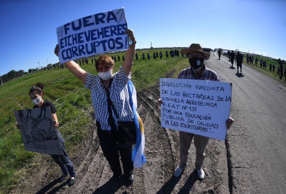 Militantes de organizaciones sociales y gremiales brindaron hoy su apoyo a Dolores Etchevehere. Foto: Fernando Gens para Télam.-